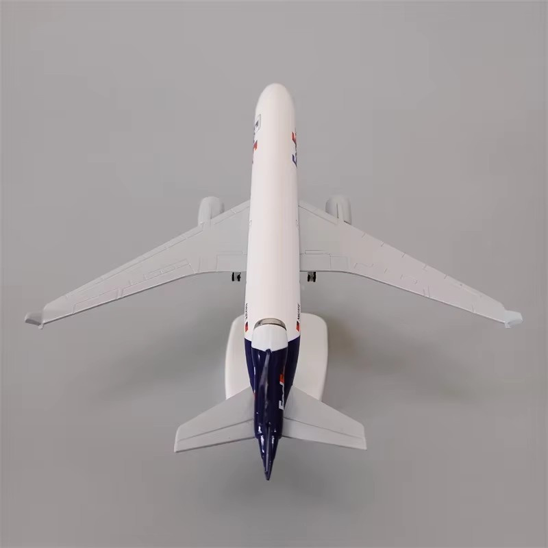 Модель самолета 20 см Air Fede – обзор и цена Model Kit Ixchel